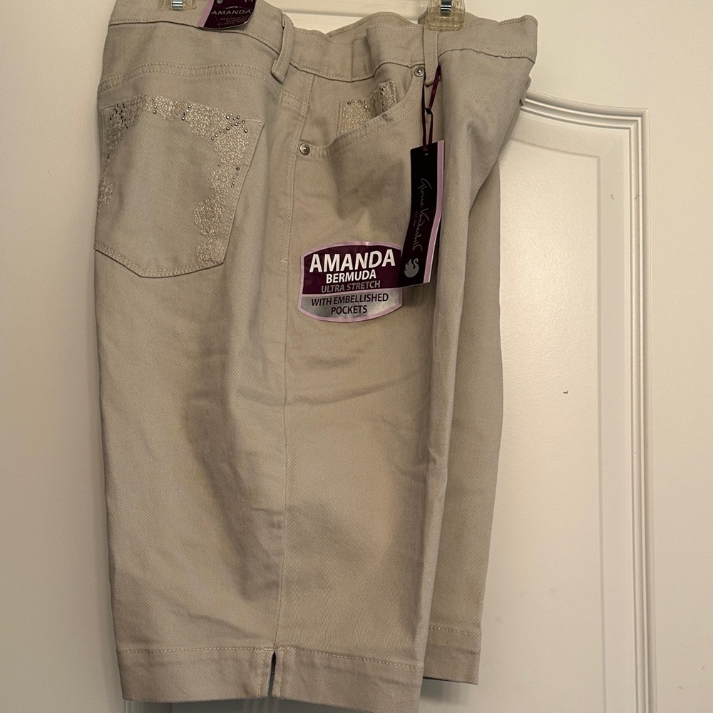 Gloria Vanderbilt lightly studded Cream Amanda Bermuda Shorts sz 14 NEW